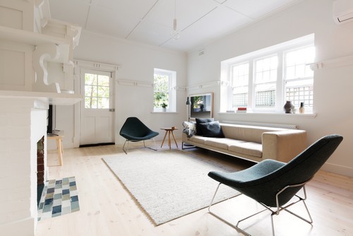 Salotto chiaro con inserti di colori diversi