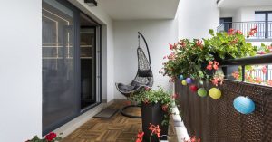 balcone con lanterne e sedia a dondolo