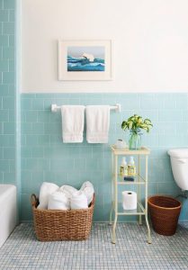 Bagno azzurro con cesta di vimini