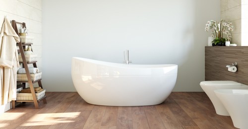 Bagno funzionale con pavimento in legno