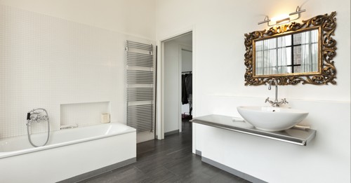 Bagno con colori chiari