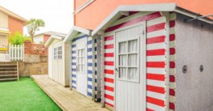 Casette di legno per l’attrezzatura da giardino