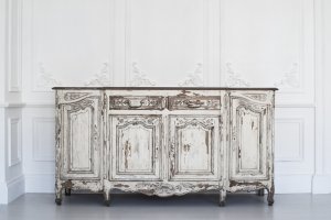 Antica cassettiera restaurata in bianco