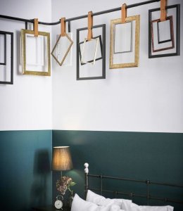Suggerimenti per decorare la camera da letto con le cornici.