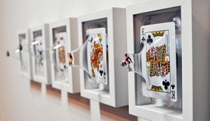 Suggerimenti per decorare la camera da letto con le cornici.