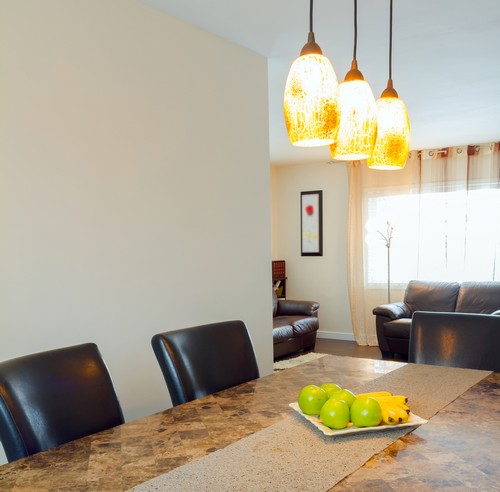 Illuminazione con tre lampade che scendono dal soffitto