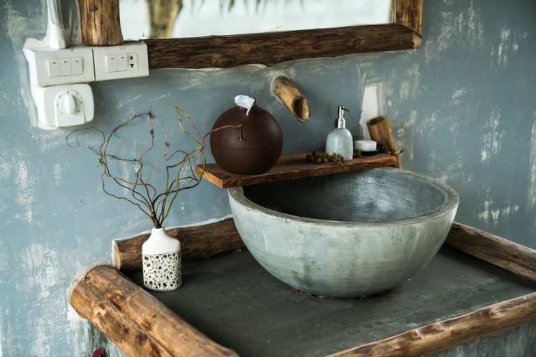 Consolle bagno in cemento con elementi in legno