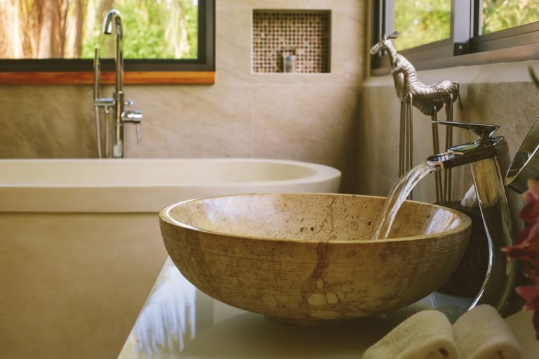 lavabo in pietra con consolle in ceramica