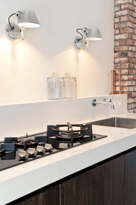 lampade sul piano cottura della cucina