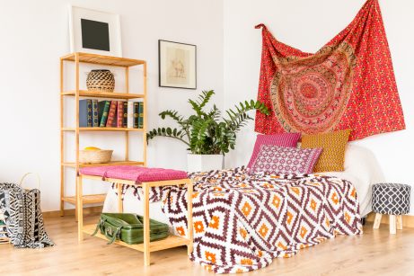 letto con testata in tessuto stampato con mandala