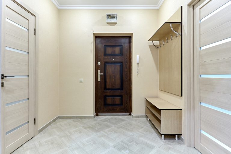 entrata con scarpiera e cappelliera