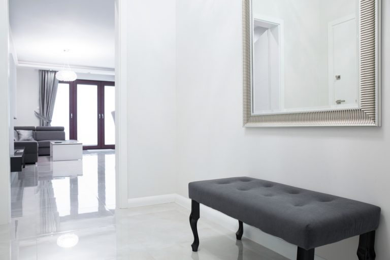 entrata con specchio e panca imbottita