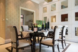 Parete di specchi nella sala da pranzo.