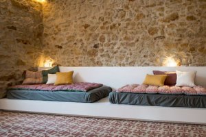 parete di pietra in soggiorno con divano basso zen