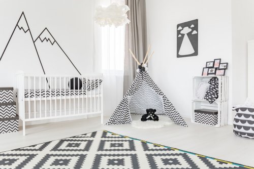 Stanza decorata con il bianco