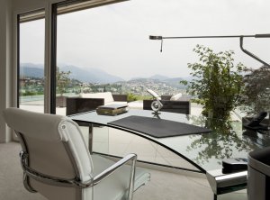 Elegante scrivania in vetro.