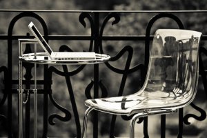 Sedie in plexiglas: un modo elegante di ottimizzare lo spazio