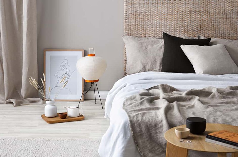 letto con testata lampad e quadro