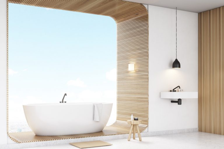 vasca su base in legno e sgabello