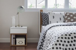Come scegliere il comodino adatto alla camera da letto