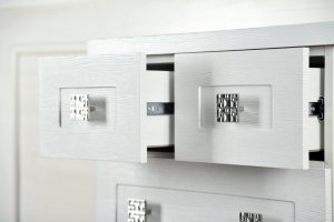 Maniglia per armadio a forma quadrata.