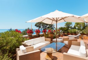 Ombrelloni per la terrazza, ecco le 4 soluzioni migliori