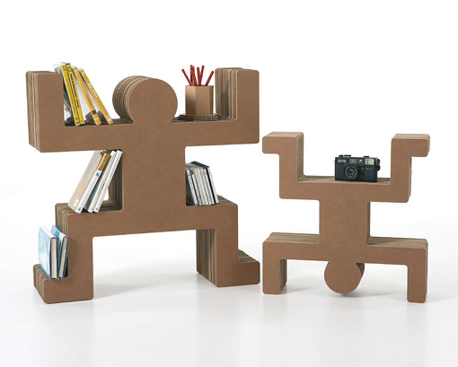 scaffali a forma di persone in cartone