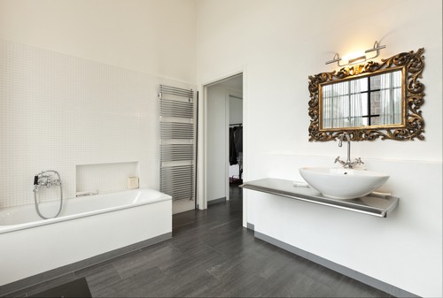 Termosifoni-portasciugamani di fianco all'ingresso