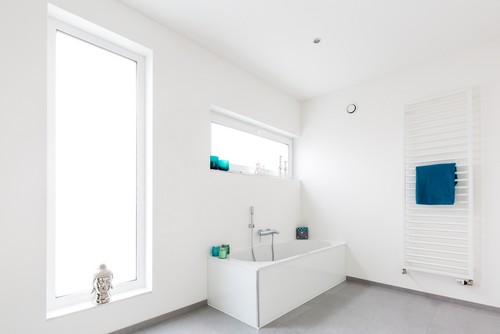 Termosifoni-portasciugamani in bagno chiaro