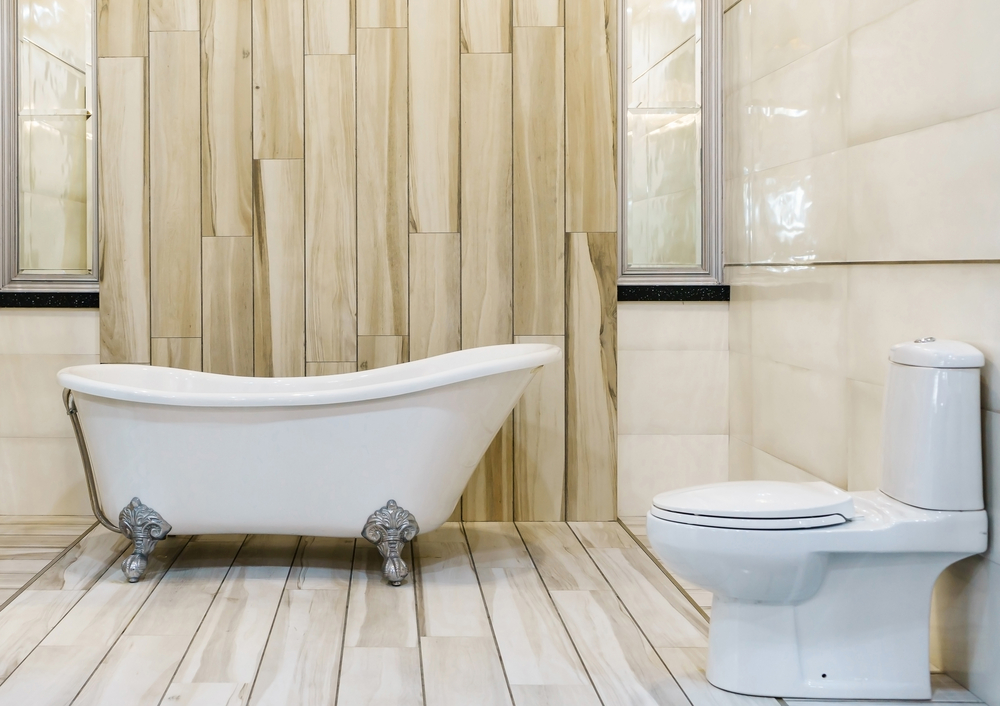 Vasca da bagno antica in bagno moderno