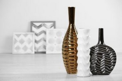 Vasi da pavimento in color oro, bianco e nero