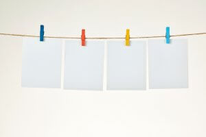 Decorare le pareti con foto di famiglia.