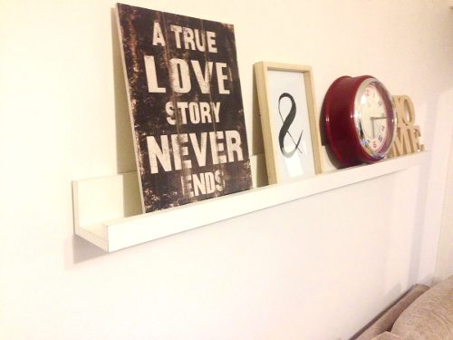 Mensola pensile per quadri.