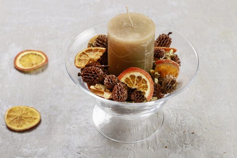 centrotavola con candela e arancia secca