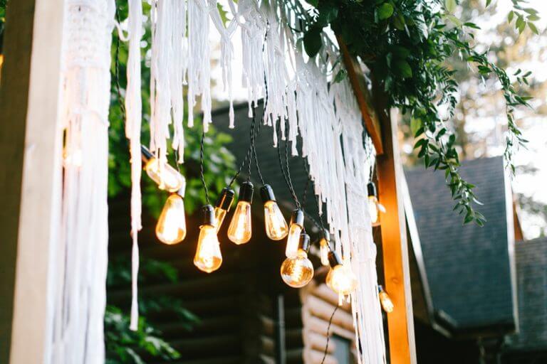 tendine tessute in macrame con ghirlanda di luci