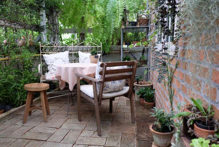 Giardino con sedie e tavolino