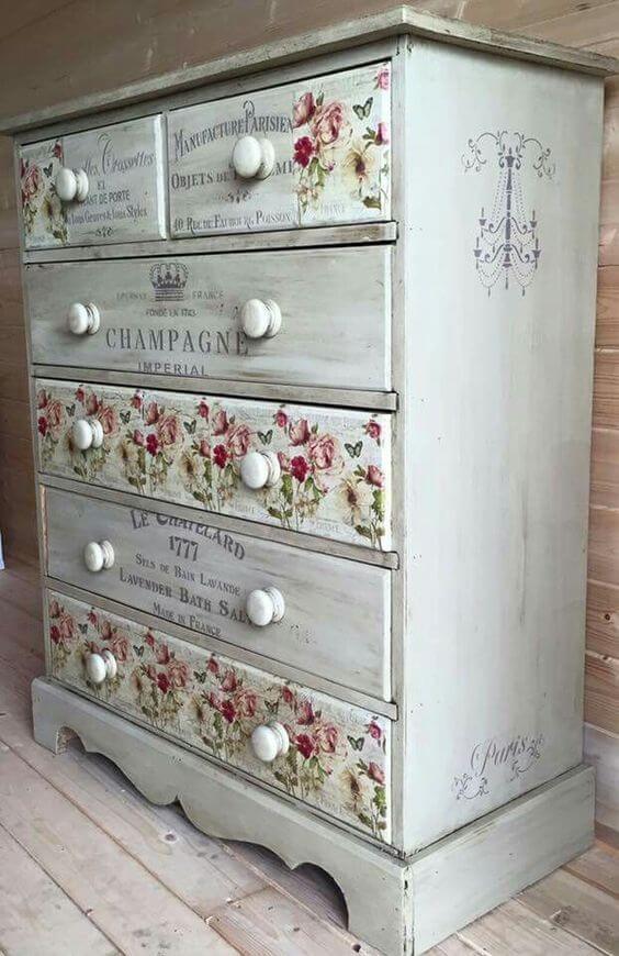 Cassettiera in legno grigia con fiori