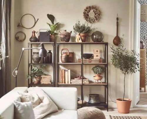 Scaffale con vasi e oggetti vari