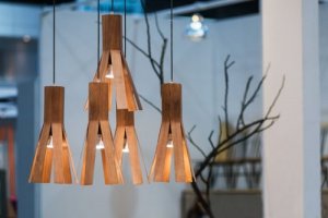 Lampade in legno impiallacciato, ecologiche e raffinate