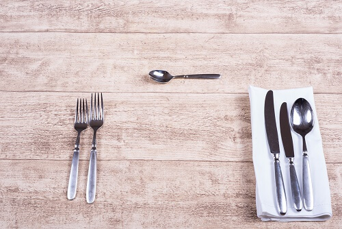 Alcune posate disposte su una tavola