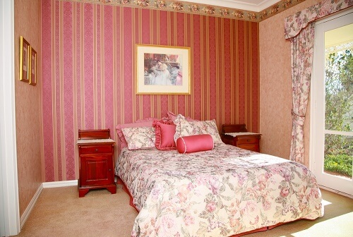 Camera da letto arredata male