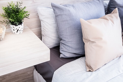 Letto con tre cuscini colorati