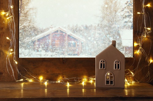 Un'idea per decorare le finestre senza tende con luci