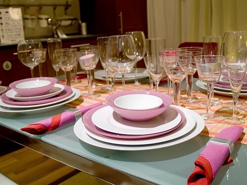Piatti, bicchieri e posate come idea per apparecchiare la tavola