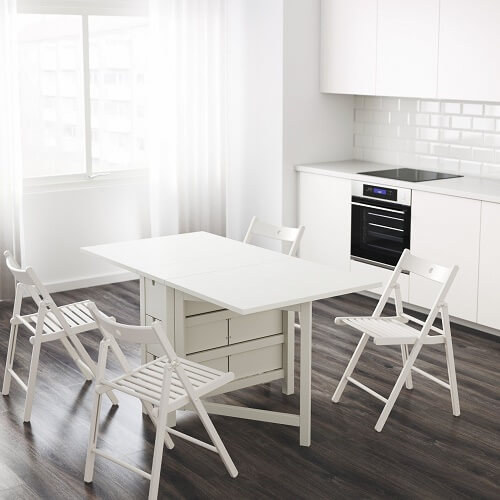 Una sala da pranzo piccola con linoleum