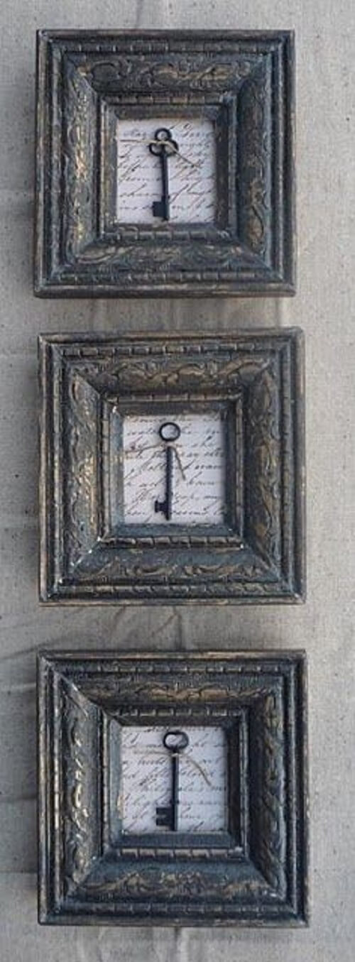 Tre cornici di legno con chiavi dentro