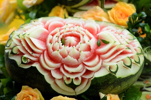 Un cocomero intagliato in stile mukimono