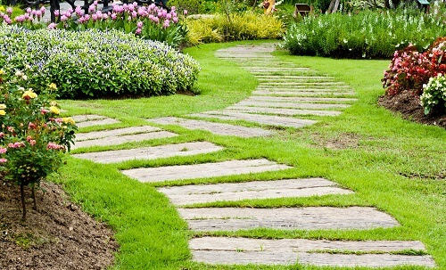 Prato con assi come idea per percorsi in legno riciclato