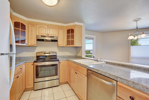 Una cucina di legno a U in legno chiaro