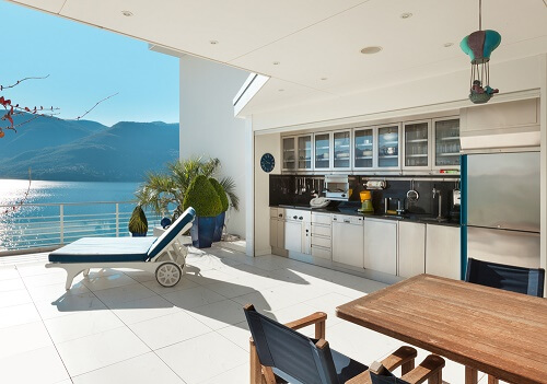 Una cucina esterna coperta davanti al mare